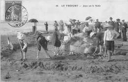 Le Tréport   76     Jeux Sur Le Sable De La Plage - Le Treport