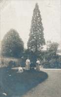 MONTS SUR GUESNES - Belle Carte Photo (prise Dans La Cour Du Château De Monts ?) Datée 1911 - Monts Sur Guesnes