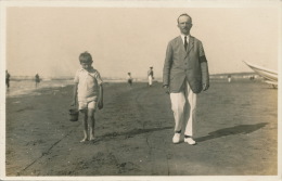 PAYS BAS - NOORDWIJK A/Zee - Belle Carte Photo Promeneurs En Bord En Mer - Noordwijk (aan Zee)