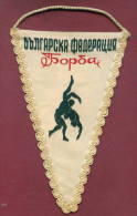 W8  / SPORT - BULGARIAN FEDERATION Wrestling Lutte Ringen  - 11.5  X 17.5 Cm. Wimpel Fanion Flag Bulgaria Bulgarie - Altri & Non Classificati