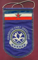 W54  / SPORT - FEDERATION Yugoslavia Handball Hand-Ball  Balonmano  14.5  X 23 Cm. Wimpel Fanion Flag Jugoslawien - Handbal