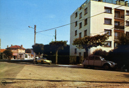 93-GOURNAY SUR MARNE...LA PLACE WINSTON CHURCHILL + VOITURES ....CPM - Gournay Sur Marne