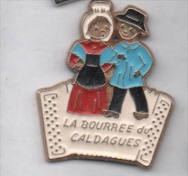 Superbe Pin´s , La Bourrée Du Caldagués , Accordéon , Groupe Folklorique , Folklore , Chaudes Aigues , Cantal - Ciudades