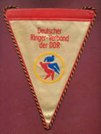 W79 / SPORT -DEUTSCHER RINGER VERBAND DER DDR Wrestling Lutte Ringen 18 X 23 Cm. Wimpel Fanion Flag  Germany Deutschland - Autres & Non Classés