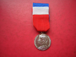 MEDAILLE MINISTERE DU TRAVAIL  SIGNEE A BORREL  HONNEUR TRAVAIL  REPUBLIQUE FRANCAISE - Firma's