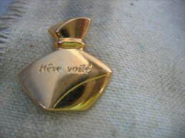 Pin´s Flacon De Parfums "Reve Voilé" De Chez Avon - Perfume