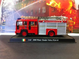 COLLEZIONE CARRI DEI POMPIERI - VIGILI DEL FUOCO DEL  PRADO - IRLANDA 2000 WATER TENER VOLVO FL6-14 SCALA 1:64 - Autres & Non Classés