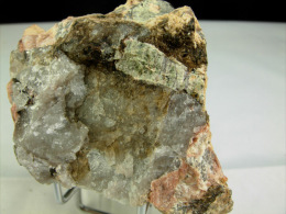 APATITE (1) DANS PEGMATITE  8, X 6, X   Cm LE PECOU - Minéraux