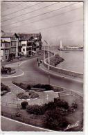 64 - Ciboure - Le Carrefour Des Evadés - Animé Vue Du Monument En Pierre Magasins Au Loin La Mer - CPSM - Ciboure