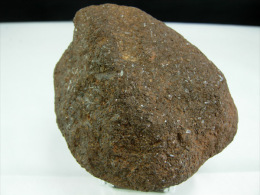 AGGLOMERAT D'AMPHIBOLES 8,5 X 7 CM VOLCAN DE SAINT PRIVAT D'ALLIER - Minéraux