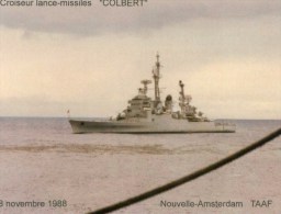 Taaf Amsterdam Base Martin Du Vivies 8/11/988  Passage Avec Du Courier Du Croiseur Colbert Lance Missiles - Onderzoeksstations