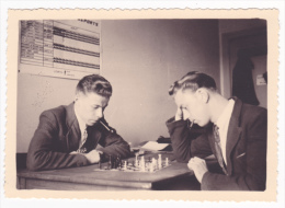 Carte Photo Format 8.4X12 - Jeu D'echecs Entre Deux Surveillants Fumeurs Devant Le Tableau Du Planning De Juillet - Chess