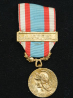 BELLE ANCIENNE MEDAILLE GUERRE ALGERIE + BARETTE - Francia