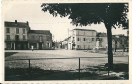 32 RISCLE -  Place Du Monument  ,  ( HOTEL De La Paix ) - Riscle