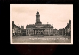 AIRE SUR LA LYS Pas De Calais 62 : La Grand Place Le Beffroi Hotel De Ville Kiosque Halle Au Beurre Baillage La Ruche - Aire Sur La Lys