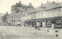 PICARDIE - 60 - OISE -CREVECOEUR LE GRAND -  Un Côté De La Place De L'Hôtel De Ville - Crevecoeur Le Grand