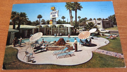 Phoenix AZ Pool Girls Swimsuit 1961 AMC Rambler Car Desert Inn Motel Van Buren Street Scenic Postcard - Phönix