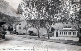 LUC EN DIOIS - LA PLACE DES BAINS - BELLE CARTE - SEPIA - PETITE ANIMATION - "RECLAME" BYRHH SUR LE MUR D'UNE MAISON - - Luc-en-Diois