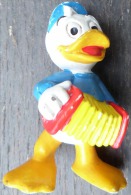 DISNEY: Personnage DONALD à L'ACCORéON 5,5cm Caoutchouc Mou - Figuren - Kunstharz