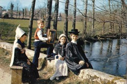 BF15718 Poitou Enfants En Costumes Mothais Types   France Front/back Image - Neuville En Poitou