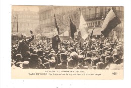 CPA :Militaria  Paris -Gare Nord   La Foule Salue Le Départ Des Volontaires Belges :- Drapeaux - Homme Haranguant  Foule - War 1914-18