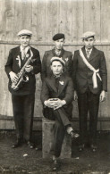 CONSCRITS Carte Photo Groupe De Conscrits Musicien Joueur De Saxophone Gros Plan - Personnages