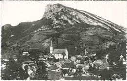 CPSM 38 - Saint Pierre D'Entremont - Vue Générale Et La Roche Véran - Saint-Pierre-d'Entremont