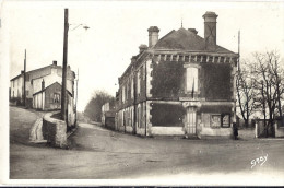 Cp 85 CHAILLE LES MARAIS Le Carrefour Et La Gendarmerie ( Rue , Habitation Gendarmes ) - Chaille Les Marais