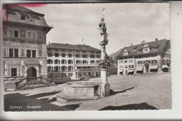 CH 6430 SCHWYZ SZ, Hauptplatz, 1958, Leichte Randverfärbung - Schwytz