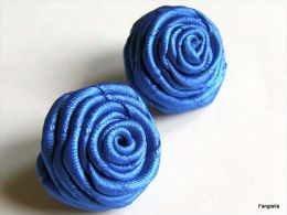 Boucles D'oreilles Fleurs - Roses En Satin Bleu Fait-main Sur Clous Plaqués Or   Des Fleurs De Très Belle Qualité, Faite - Earrings