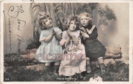 Trois Enfants Sur Tron D'arbre, Fillettes, Mains En Prière 1906- Three Children On Tron Of Tree - Girls - Hands In Pray - Scene & Paesaggi