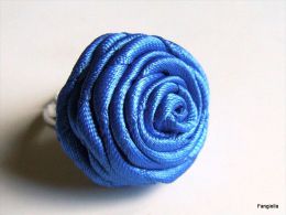 Bague Pour Une Rose En Satin Bleu Sur Anneau Réglable Argenté   Une Jolie Fleur En Satin Bleu Réalisée Par Magali (Fleur - Bagues