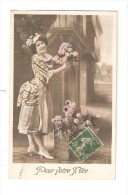 CPA  Fantaisie : Femme Dans Un Décor De Rue Avec Des Bouquets De Fleurs - Women