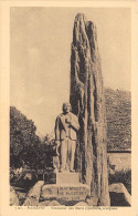 29.  PLOZEVET.  MONUMENT AUX MORTS. (Quillivie, Sculteur). GROS PLAN. - Plozevet