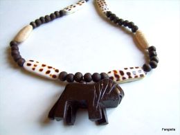 Collier Ethnique Perles De Nacre Blanc Beige Marron Et Bois Pendentif Lion  Un Côté Ethnique Pour Ce Collier En Bois Agr - Kettingen