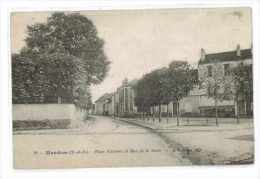 CPA 94 MANDRES PLACE D'ARMES ET RUE DE LA GARE - Mandres Les Roses