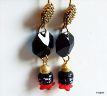 Boucles D'oreilles Noir Doré Fleur Rouge En Métal Verre Et Lucite  Très Aériennes Et Pleines De Charme, Elles Allient L' - Ohrringe