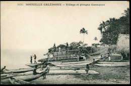 NOUVELLE CALÉDONIE - CPA D'UN VILLAGE ET PIROGUE CANAQUES - SUP - New Caledonia