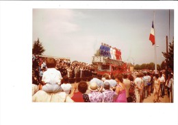 21 AUXONNE - Défilé 1985 Ou 84 - Photographie Sapeurs POMPIERS Enfants Sur échelle Camion DRAPEAU Gendarmerie Gendarme - Pompieri