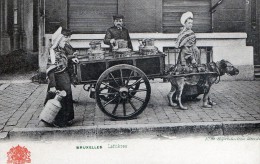 BRUXELLES - LES LAITIERES - SUPERBE CARTE ANIMEE - LIVRAISON AVEC ATTELAGE DE CHIEN - 2 SCANS -  TOP !!! - Ambachten