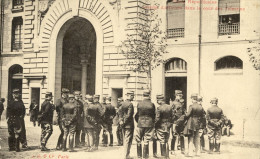 Delcampe - CPA (gendarmerie B17)  GARDE REPUBLICAINE Groupe D Officiers Dans La Cour Des Celestins - Polizei - Gendarmerie