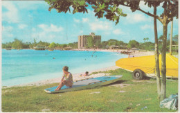 POSTCARD & STAMP: West Indies - BARBADOS : Holiday Inn Hotel - SURFBOARD & TRAILER - Barbados Stamp/timbre 35c (1978) - Barbados