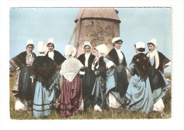 CPA   : Haut Bocage Vendéen : " Compagnons Du Mouchoir" Groupe De Femme En Costume Devant Un Moulin - Danses