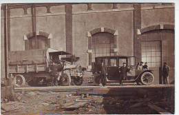 CARTE PHOTO . BELLE ANIMATION. CAMION ET VOITURE ANCIENS .PEUT ETRE HIRSON LIRE AU DOS - Camions & Poids Lourds