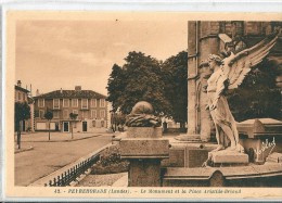 Peyrehorade    (  40  )       Le  Monument  Et  La  Place Aristide - Briand - Roquefort
