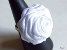 Bague Pour Une Rose En Satin Blanc Sur Anneau Réglable Argenté   Une Jolie Fleur En Satin Blanc Réalisée Par Magali (Fle - Anelli