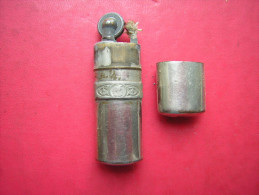 ANCIEN BRIQUET A MECHE  ECRIT MINISTERE DES FINANCES ( VISIBLE A LA LOUPE ) - Other & Unclassified