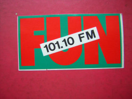 AUTOCOLLANT / AUTO COLLANT   PUBLICITAIRE / PUB  RADIO  FUN  101.10 FM - Stickers