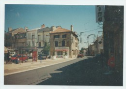 Gençay (86) : Photo Projet CP GF L'arrêt De Bus Au Niveau De L'Agence Du Marché Immobilier En 1995 (animé) RARE. - Gencay