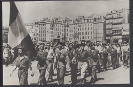 THEMES -  CARTE POSTALE  LES F.F.I. DEFILENT A MARSEILLE - - Oorlog 1939-45